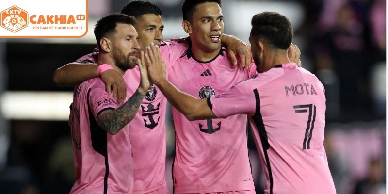 Messi ăn mừng bàn thắng trong màu áo Inter Miami trước khán giả đông đảo